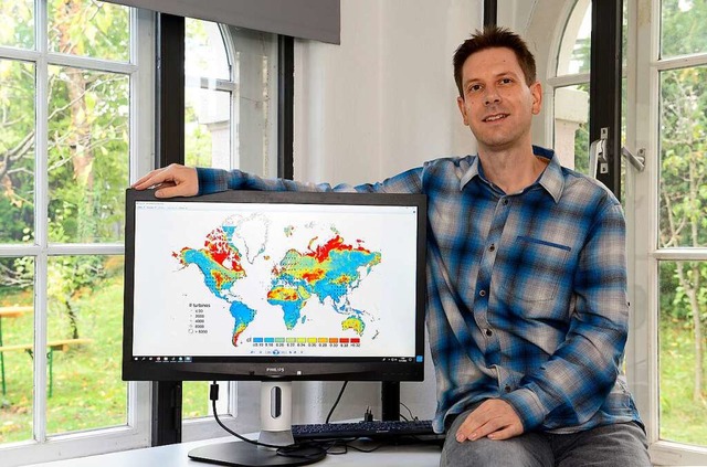 Auf dem Monitor zeigt der Umweltmeteor...stopher Jung den globalen Windertrag.   | Foto: Ingo Schneider