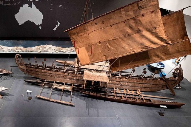 Das groe Auslegerboot von der Insel L...en Sammlung  im Berlin Humboldt-Forum.  | Foto: Stefan Boness/Ipon via www.imago-images.de