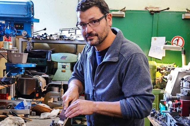 Tüftler stellt in Münstertäler Manufaktur Messer mit Zusatzfunktion her