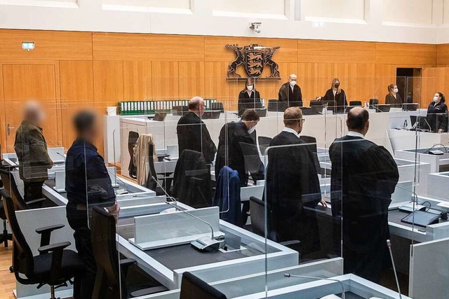 Die zwei Angeklagten (l) stehen bei Pr...erichts in Stuttgart an ihren Pltzen.  | Foto: Christoph Schmidt (dpa)