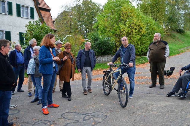 Brgermeisterkandidatin Carolin Holzm...vorne) stellte sich in Welmlingen vor.  | Foto: Yvonne Siemann