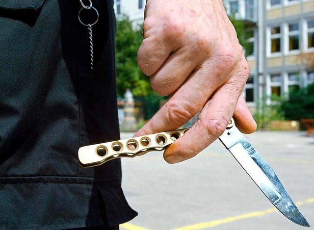 Ein 44-Jhrige wurde Opfer einer Messerattacke (Symbolfoto).  | Foto: Ingo Wagner (dpa)