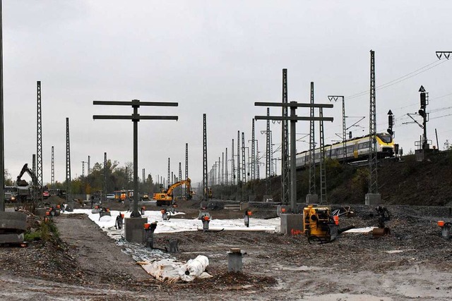 Versteckt zwischen den Gleisen der Rhe... am Ausbau der Bahnstrecke gearbeitet.  | Foto: Thomas Loisl Mink