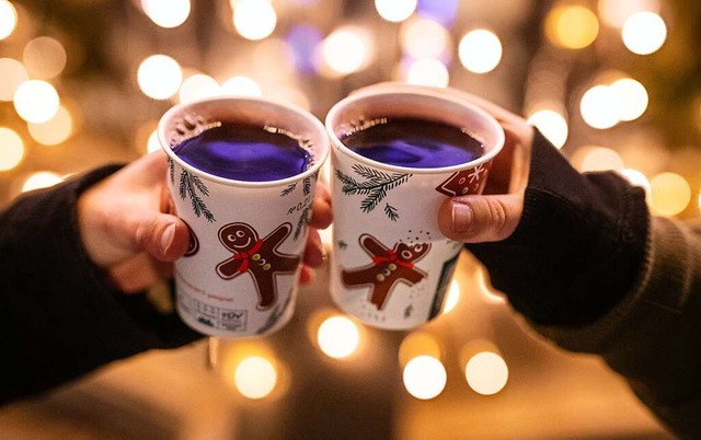 Glhwein auf dem Weihnachtsmarkt wird es in Neustadt erst wieder 2023 geben.  | Foto: Christoph Schmidt (dpa)