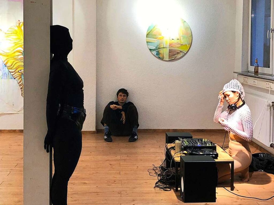Impressionen der Performance von Knst...a Juergensen in der Fritz&#39; Galerie  | Foto: Jennifer Fuchs