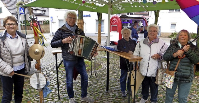 Mit Handharmonika und einer Art Schell...agsmarkt-Gste waren gut unterhalten.   | Foto: Otmar Faller