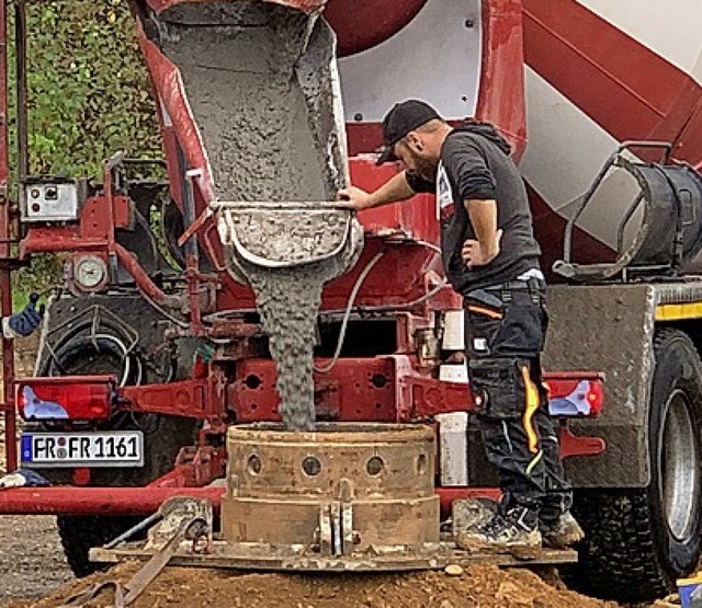 Auf der Baustelle werden Pfahllcher gebohrt und mit Beton verfllt.  | Foto: Markus Zimmermann