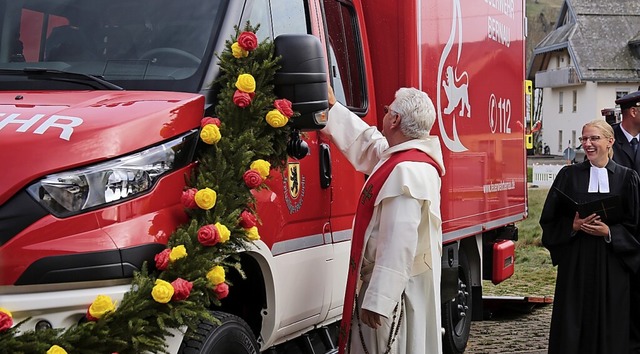 Pater Roman segnet das neue Fahrzeug  | Foto: Ute Maier