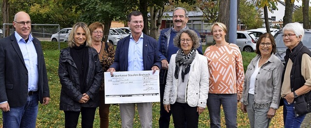 1000 Euro berreichten Vertreter des Lions Club an die Initiative.  | Foto: Hans-Jochen Voigt