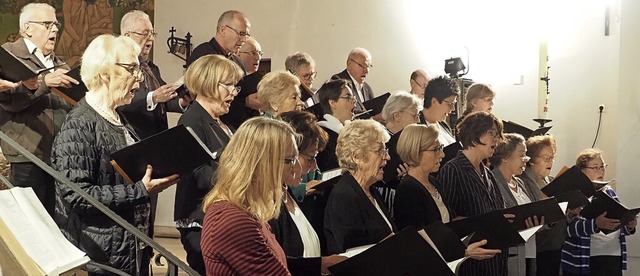 Der Kirchenchor Nollingen besang Heima...phischer und spiritueller Perspektive.  | Foto: Boris Burkhardt