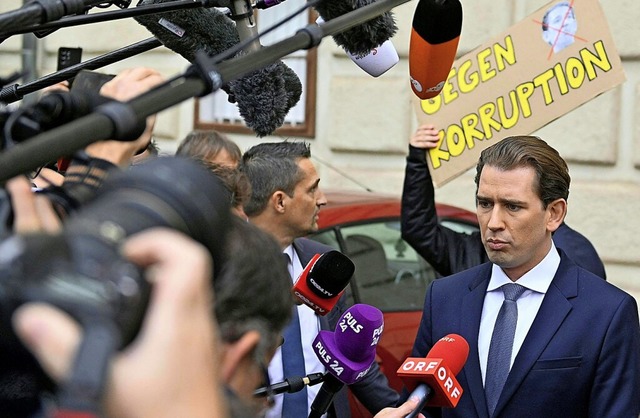 Mit Presseleuten und einem Demonstrant...anzler Sebastian Kurz im Oktober 2021   | Foto: HERBERT NEUBAUER (AFP)