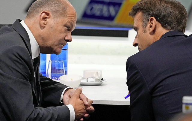 Skepsis im Blick: Olaf Scholz mit Emmanuel Macron beim Nato-Gipfel im Juni  | Foto: IMAGO/PAUL HANNA