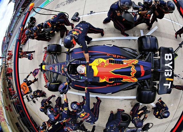 Max Verstappen und sein Team bei der Arbeit  | Foto: Mark Thompson (AFP)