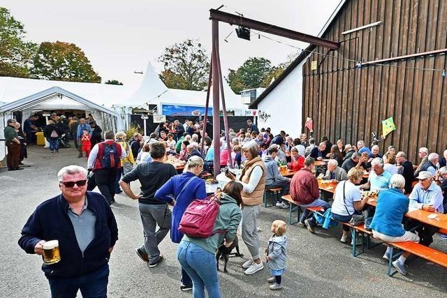 Tiengener genieen ihren Herbsthock als Ersatz fr ausgefallenes Wein- und Dorffest