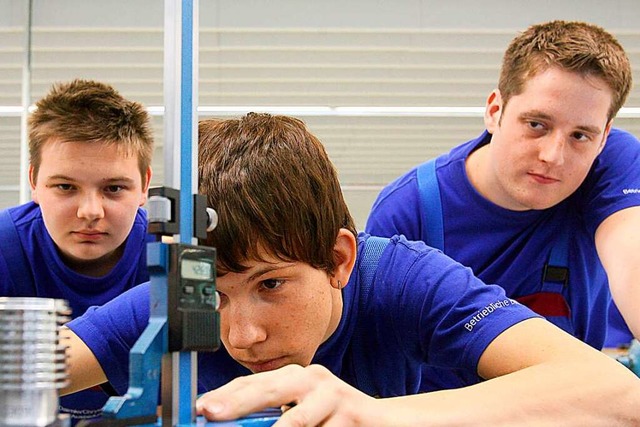 Drei Auszubildende messen ein Werkstc...t oft viel Untersttzung erforderlich.  | Foto: Norbert Frsterling