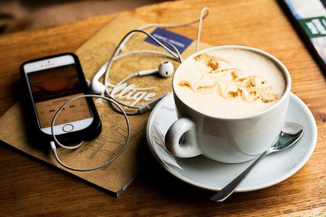 Smartphone, Kopfhrer, Cappuccino &#82...raucht es nicht, um Podcasts zu hren.  | Foto: Juja Han (unsplash.com)