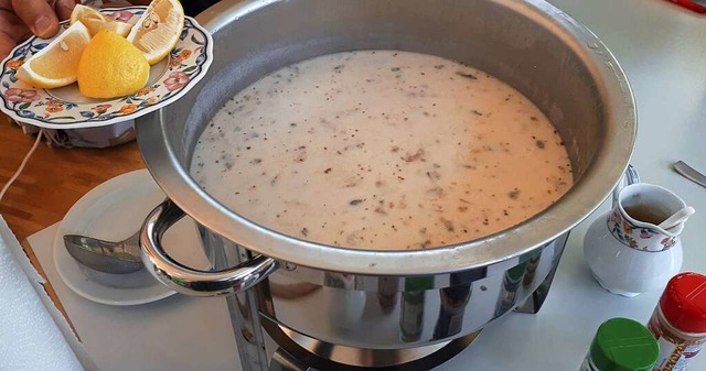 Zum Beispiel die feine Suppe mit Lammfleisch und Zitrone aus der Trkei  | Foto: Barbara Puppe