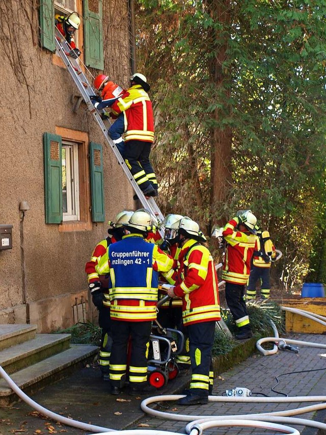 Schwierige Personenrettung ber die Steckleiter  | Foto: Paul Schleer