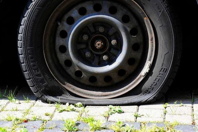 Fnf Reifen an zwei Fahrzeugen in Rheinfelden zerstochen