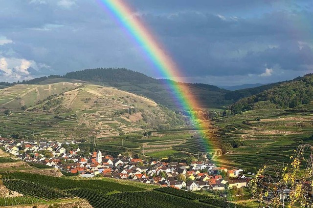 Blick von der Mondhalde auf Oberbergen mit Regenbogen  | Foto: Jrg Eckert