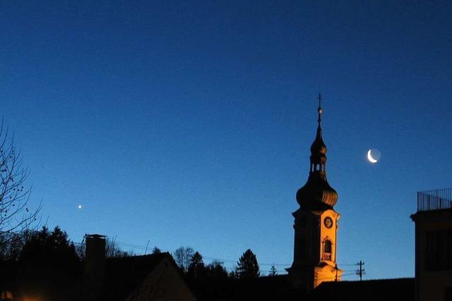 Mond und Venus ber der Pfarrkirche St. Alexius in Herbolzheim
