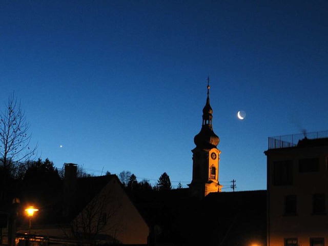 Das Foto zeigt den sichelfrmigen Mond... Bildabschnitt ist die Venus zu sehen.  | Foto: Gabriele Weber-Jenisch