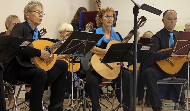 &#8222;Kino-Klnge&quot; spielte das Mandolinen- und Gitarrenorchester Lrrach.  | Foto: Roswitha Frey