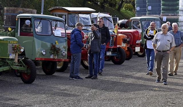 Eine Oldtimer-Traktorenschau war eine ...m Sonntag beim Jechtinger Herbstfest.   | Foto: Roland Vitt