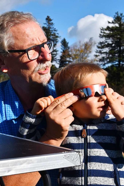 Berthold Grunwald erklärt seinem Enkel Lenny die Sonnenfinsternis.  | Foto: Nicolai Kapitz