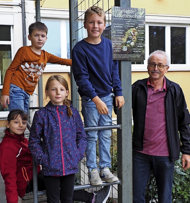 Eine Aufklrungstafel zur Mllvermeidu...it Kindern an der Tschamber-Schule an.  | Foto: Herbert Frey