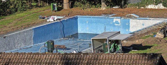 Die Bauarbeiten am Schwimmbecken in Oberrotweil haben begonnen.  | Foto: Hubert Gemmert