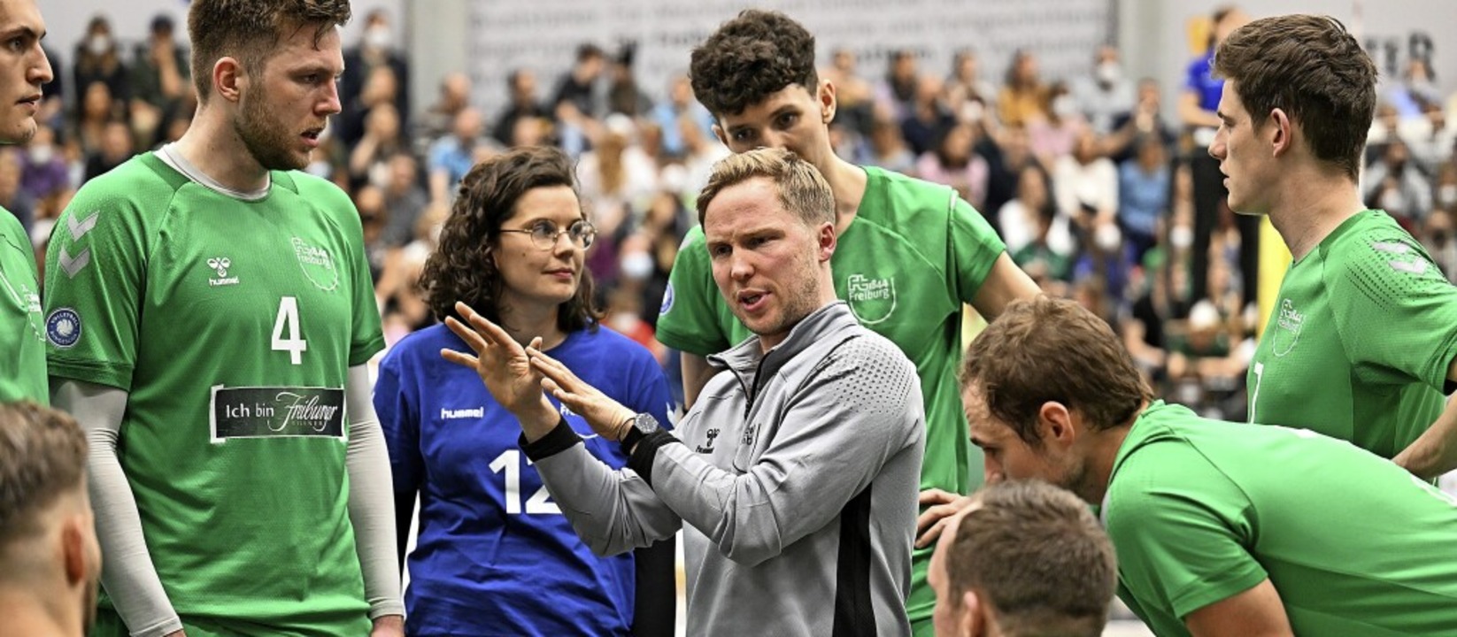 Bald in der ersten Bundesliga? FT-Trai...ld inmitten der Spieler der Affenbande  | Foto: Achim Keller