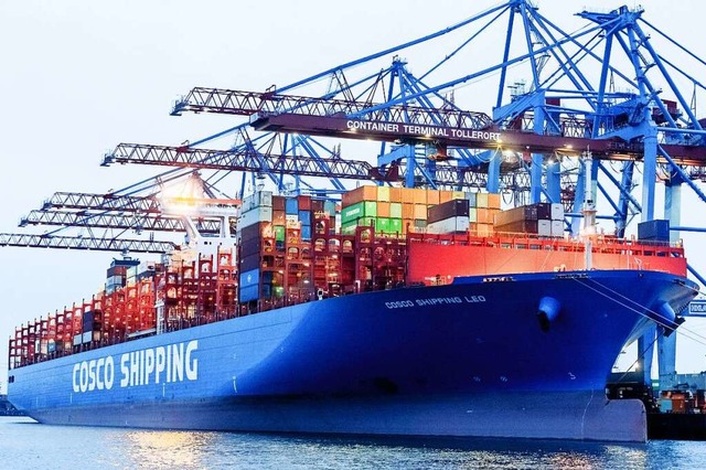 Ein Frachter der China Ocean Shipping ...amburger Hafen und Logistik AG (HHLA).  | Foto: Markus Scholz