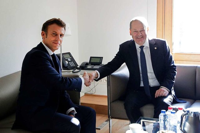 Emmanuel Macron und Olaf Scholz sind s...de des EU-Gipfels in Brssel, vorgibt.  | Foto: Olivier Hoslet (dpa)