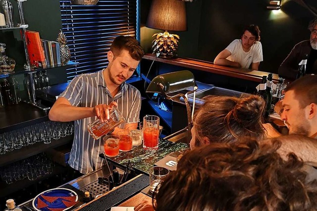 Daniel Grammer mixt vor der Jury in der Z-Bar seinen Sieger-Cocktail.  | Foto: Ralf Burgmaier