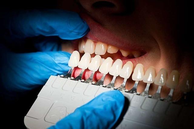 Backpulver oder Bleaching-Streifen: Was macht die Zähne weiß?
