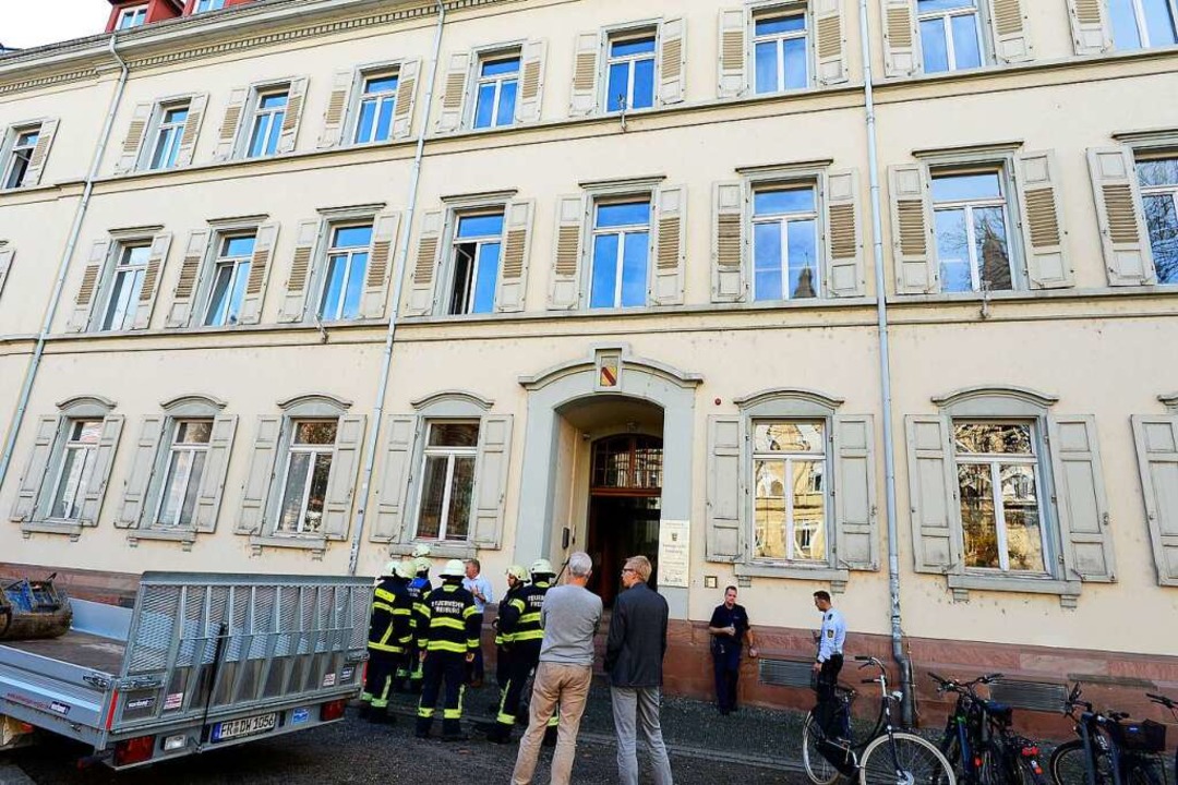 Am Mittwochmittag musste die Feuerwehr ans Freiburger Amtsgericht ausrücken.  | Foto: Ingo Schneider