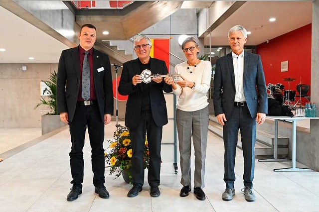 Feierlich beflaggt war das Faust-Gymna...-Ritter, Brgermeister Michael Benitz.  | Foto: Hans-Peter Mller