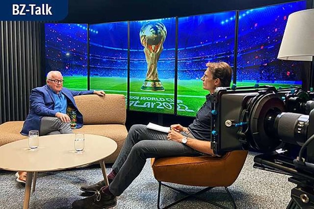 Fritz Keller (links) kritisiert im BZ-Talk die WM-Vergabe an Katar.  | Foto: Benedikt Metzger