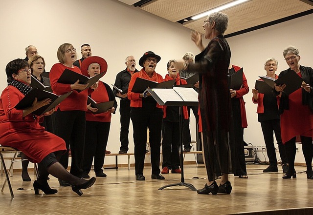 Die Chorgemeinschaft Amoltern unter der Leitung von Dirigentin Rita Jerke  | Foto: Christiane Franz