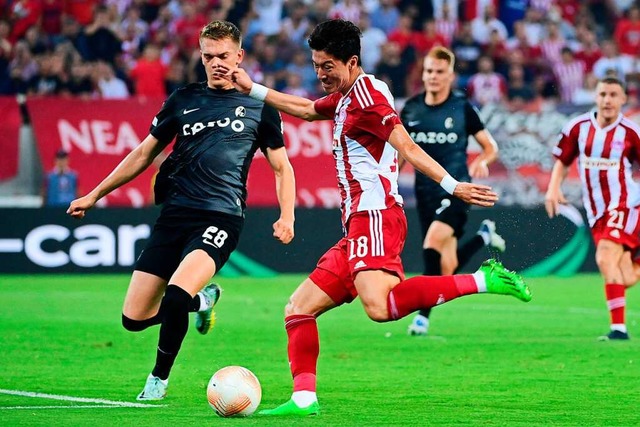 Szene aus dem Hinspiel in Pirus: SC-S...n Olympiakos. Freiburg gewann mit 3:0.  | Foto: IMAGO/Giorgos Mathaios / Eurokinissi