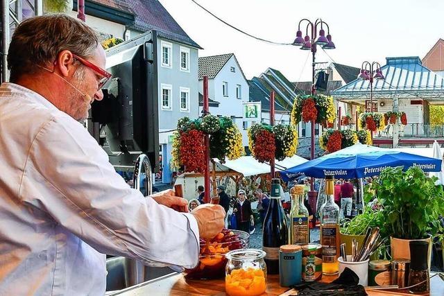 Koch und Foodstylist Andreas Miessmer hat auf dem Lahrer Marktplatz mit Chrysanthemen gekocht