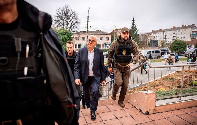 Whrend seines Besuchs in der Ukraine ... mglichen Partnerstadt fr Waldkirch.  | Foto: Michael Kappeler (dpa)