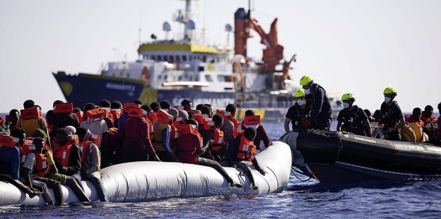 Wie 2019 mssen Boote mit Migranten wieder vor italienischen Hfen warten.  | Foto: Max Cavallari (dpa)