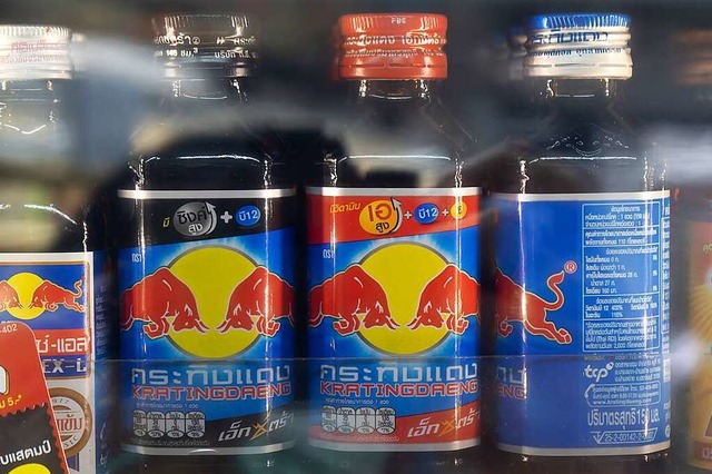 Zwei Flaschen des thailndischen Red Bull-Vorlufers Krating Daeng  | Foto: red bull, redbull, energy drink, thai,..., supermarket, drink, bottle, thailand