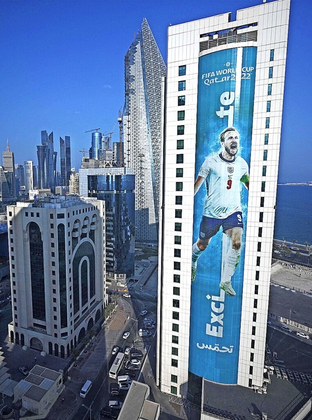 In Doha, der Hauptstadt Katars, prangt...trmer Harry Kane an einer Werbetafel.  | Foto: GABRIEL BOUYS (AFP)