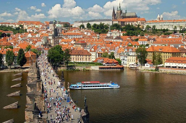 Blick auf die Prager Karlsbrcke und den Hradschin mit Burg  | Foto:  Prague Information Service, www.praguewelcome.cz