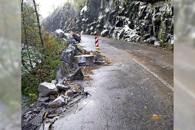 Im Kreis Waldshut blockieren gleich mehrere Felsbrocken den Verkehr
