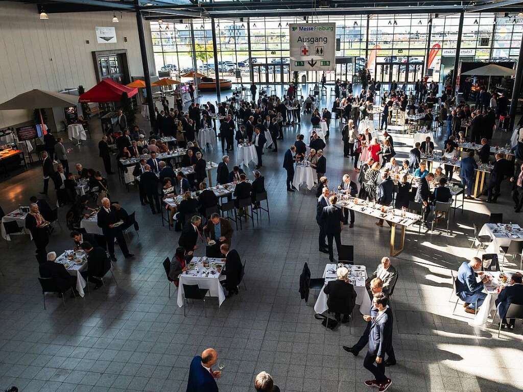 Rund 400 Menschen aus Freiburgs Politik- und Wirtschaftszene kamen in die Messe Freiburg.