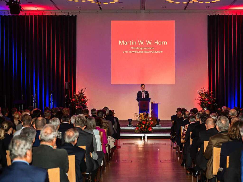 Rund 400 Menschen aus Freiburgs Politik- und Wirtschaftszene kamen in die Messe Freiburg.